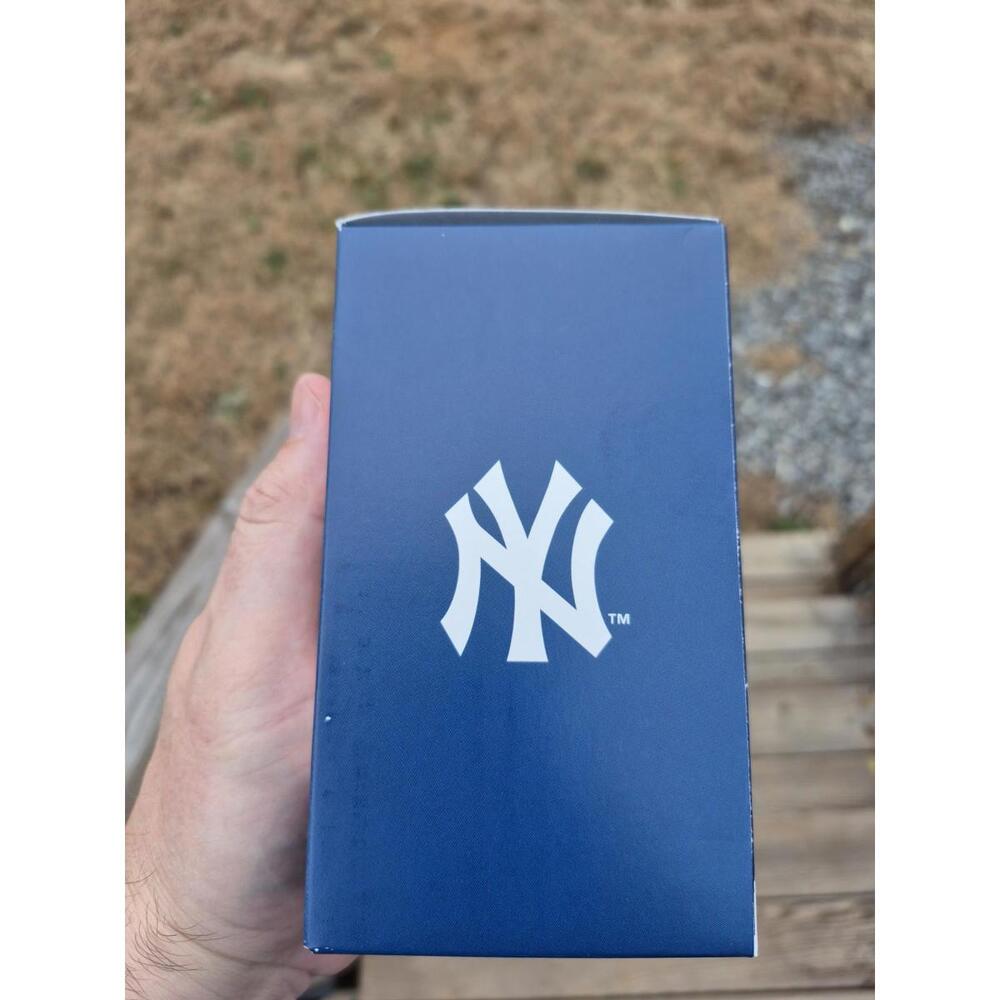 Yankee Stadium Homesick New York Yankees Soy Wax Candle 13.75 oz NEW in Gift Box - Picture 2 of 6